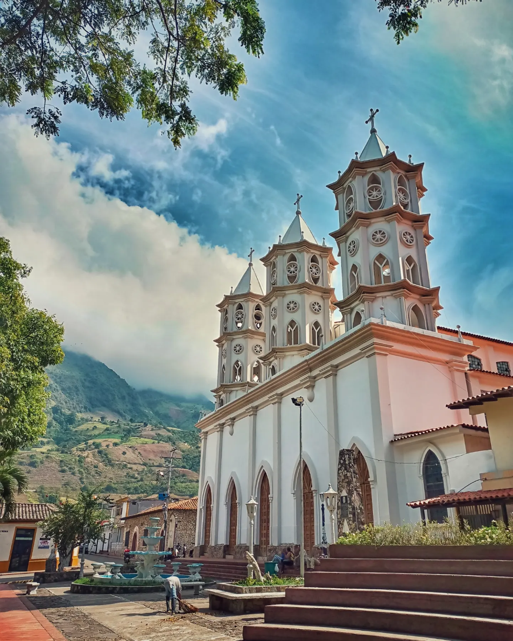 Iglesia de Seboruco con las montañas andinas