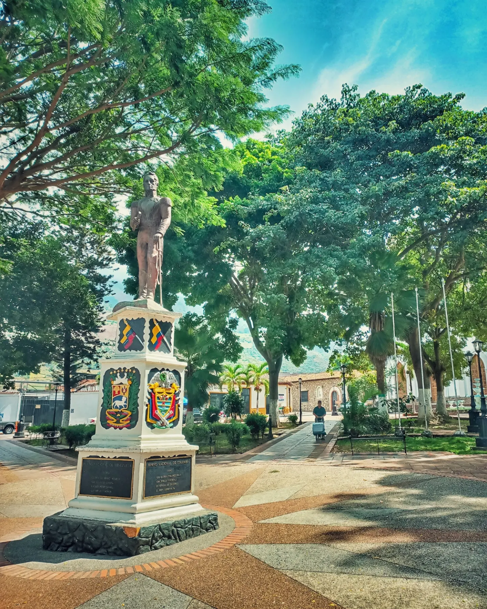 Plaza Bolívar de Seboruco con la estatua del Libertador